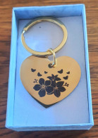 Delcampe - Porte Cles En Inox Doré "Coeur Fleur Et Papillon" - Sonstige & Ohne Zuordnung