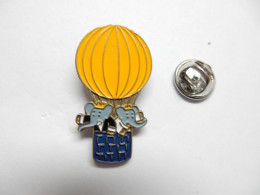 Delcampe - Beau Pin's , BD Comics , Babar , Montgolfière , En Relief , Verso Quadrillé - BD