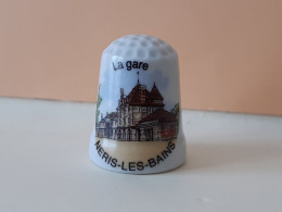 Delcampe - DÉ A COUDRE PORCELAINE BLANCHE - NÉRIS-LES-BAINS  (03)  ALLIER - LA GARE - Dedales