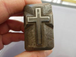 Delcampe - Rare Poinçon De La Maison Mayaud à Saumur, " CROIX ". Pour Frapper Médaille - Outils Anciens