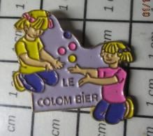 Delcampe - 113a Pin's Pins / Beau Et Rare / ASSOCIATIONS / LE COLOMBIER FILLETTES BLONDES EN TRAIN DE JOUER AVEC DES BOULES - Associations