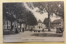 Delcampe - LES ABRETS, Isère 38, L'hôtel De Ville Et La Place,animée Enfants Jouant Aux Billes, Vieille Auto,  TB - Les Abrets