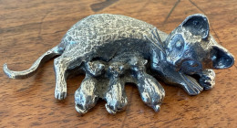 Delcampe - Figurine étain Michel LAUDE: Chatte Allaitant 3 Chatons  (XX Eme Signé) - Estaño