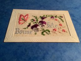 Delcampe - CPA Brodée Fleurs Et Papillon Bonne Fête Postée Année 1921 - Bestickt