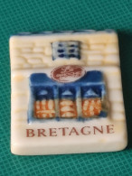 Delcampe - Fève / Fèves 2004 Brioche Dorée Les Fèves De Nos Régions Bretagne (T 3489) AFF 2004 Page 48 - Région