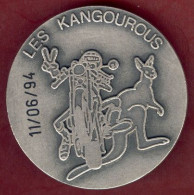 Delcampe - ** BROCHE  MOTO  LES  KANGOUROUS  1994 ** - Motorräder