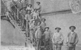 Delcampe - MINES ET MINEURS. La Descente à La Mine ( Beau Plan De Nombreux Mineurs) - Bergbau