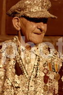 Delcampe - 2 SLIDES SET UK LONDON CHARACTERS PEARLY KING CHELSEA PENSIONER ENGLAND 35mm SLIDE DIAPOSITIVE NOT PHOTO FOTO NB4449 - Diapositives (slides)