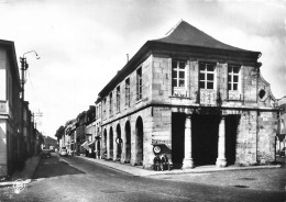 Delcampe - [-10%] BELGIQUE - Philippeville - LHôtel De Ville - Edit Maison Simon Marchal - Homme - Vue En Façade - Carte Postale An - Philippeville