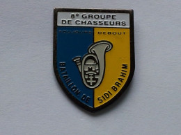 Delcampe - Pin's 8ème Groupe De Chasseurs - Army