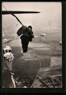 Delcampe - AK Hromadný Seskok Výsadkáru, Fallschirmjägermassensprung - Parachutting