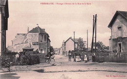 Delcampe - 95 - Val D'oise -  PIERRELAYE - Passage A Niveau De La Rue De La Gare - Pierrelaye