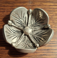 Delcampe - Mini Cendrier Vintage Lotus En Métal Argenté - Metal