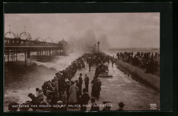 Delcampe - Pc Brighton, Watching The Rough Sea At Palace Pier - Brighton