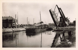 Delcampe - AIRE SUR LA LYS - Le Bassin Et Le Pont Du Fort Gassion, Une Péniche. - Hausboote