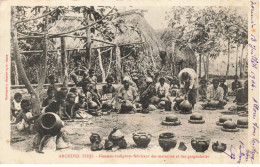 Delcampe - ARCHIPEL FIDJI #FG54922 FEMMES INDIGENES FABRICANT DES MARMITES ET DES GARGOULETTES - Fiji