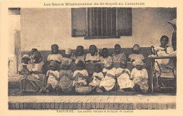 Delcampe - CAMEROUN - YAOUNDE - LES PETITES INTERNES A LA LECON DE COUTURE - SOEURS MISSIONNAIRES DU SAINT ESPRIT - Kamerun