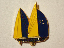 Delcampe - Pin's LA POSTE SPORTS / VOILE VOILIER  15 - Boten