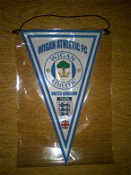 Delcampe - WIGAN ATHLETIC FC Fabric PENNANT 37 X 24 Centimeters ENGLAND SOCCER - Altri & Non Classificati