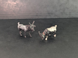 Delcampe - 2 FIGURINES BREBIS ANIMAUX CRECHE DECO NOEL D'OCCASION BON ETAT JOUET 4x2 Cm T - Autres & Non Classés