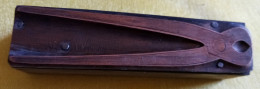 Delcampe - ANCIENNE MATRICE D'IMPRIMERIE CUIVRE SUR SOCLE BOIS TENAILLE TAMPON THUILLIER LEFRANT NOGENT EN BASSIGNY :86MMX21MMX23MM - Seals
