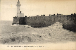 Delcampe - CPA Phare Le Treport Effet De Vagues La Jetee - Lighthouses