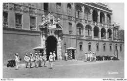 Delcampe - AOVP6-0424-MONACO - MONACO - La Rélève De La Garde Devant Le Palais Princier - Prince's Palace