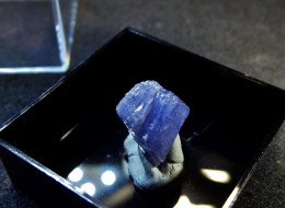 Delcampe - Zoisite Var. Tanzanite  With Graphite ( 1.2 X 0.7 X 0.7 Cm) - Merelani Hills - Arusha - Tanzania - Minerales