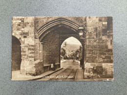 Delcampe - Winchester West Gate And High Street Carte Postale Postcard - Winchester
