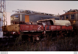 Delcampe - Photo Diapo Slide Diapositive TRAIN Locomotive SNCF BB 8237 & 302 Wagon Plat Classé Z à BEZIERS 1992 VOIRZOOM - Diapositives (slides)