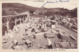 Delcampe - VOLVIC UN CHANTIER DE TAILLE DE LAVE VOLCANIQUE TBE - Volvic