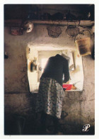 Delcampe - CPSM / CPM 10.5 X 15 Prestige CEVENNES Femme En Cuisine Habitation Troglodyte (?) - Sonstige & Ohne Zuordnung