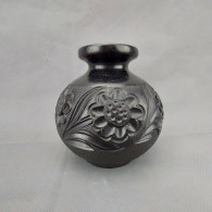 Delcampe - Vintage Black Clay Romanian Pottery Vase Urn Floral Motifs With Мarkings #3281 - Vazen