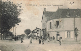 Delcampe - CPA Avord-Place De La Gare Et Passage à Niveau-8-Timbre-En L'état     L4274 - Avord