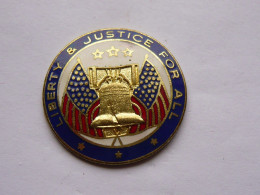 Delcampe - Pins AMERICAIN LIBERTE JUSTICE POUR TOUS - Cities