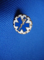 Delcampe - PORTUGAL PORTUGUESE EMERGENCY PARAMEDIC MEDIC PIN 15mm - Army