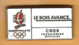 Delcampe - PIN'S JEUX OLYMPIQUES ALBERTVILLE 1992 LE BOIS AVANCE                  ***  430 *** - Olympic Games