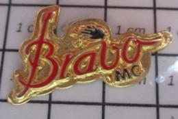 Delcampe - 3322 Pin's Pins / Beau Et Rare ! / AUTRES / BRAVO MC Mais Pas Christine - Andere & Zonder Classificatie