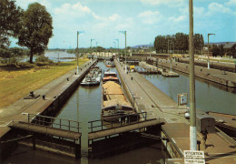 Delcampe - AMFREVILLE SOUS LES MONTS - Les écluses, Péniches, Lot De Deux Cartes. - Hausboote