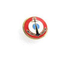 Delcampe - PIN'S   MILITARIA  ROSACE TRICOLORE MARINE ANCRE DE BATEAU  Email Grand Feu - Militares