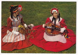 Delcampe - CPSM / CPM 10.5 X 15 Allier VICHY Et Ses Sources Jeunes Filles En Costumes  Folkloriques - Vichy