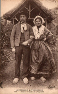 Delcampe - N°35363 W -cpa L'Auvergne Pittoresque -jeune Couple De Paysans- - People