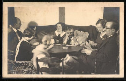 Delcampe - AK Männer Und Frauen Beim Kartenspiel Am Tisch - Speelkaarten