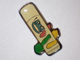 Delcampe - Pin's Parfum , Produit De Beauté , Déodorant OE , Signé MDB - Perfumes