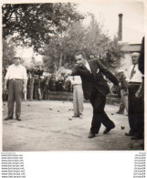 Delcampe - 711Ai   Photo Jeu Provençal Boules Pétanque Jour De Concours Lancer Du Bouchon Par Un Dignitaire - Bowls