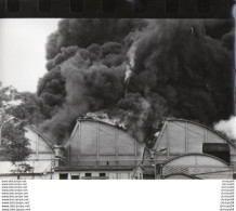 Delcampe - 712Ma Grande Photo N°3 à Identifier Paris Batiments Maintenance RTP En Feu Incendie (voir Autres Photos En Vente) - Disasters