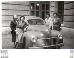 Delcampe - 3V1Sy    Photo Automobile Tacot De La Croix Rouge à Identifier Peugeot 203 ? Ou Autre - Turismo