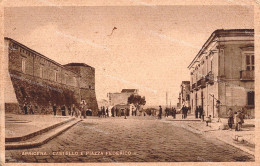 Delcampe - De232 Cartolina Aprricena Castello E Piazza Federico II Provincia Di Foggia - Foggia