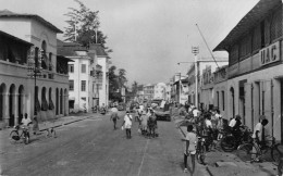 Delcampe - TOGO - LOME - LA RUE DU COMMERCE ~ AN OLD REAL PHOTO POSTCARD #253624 - Togo