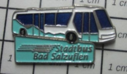 Delcampe - 1118c Pin's Pins / Beau Et Rare / TRANSPORTS / AUTOCAR ROUTIER BLEU ET BLANC STADTBUS BAD SALZUFLEN - Transport